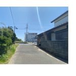 敷地から海岸道路を渡ると砂浜へ