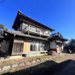 広大な土地に佇む荘厳な日本家屋(外観)
