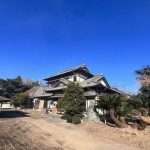 広大な土地に佇む荘厳な日本家屋(外観)
